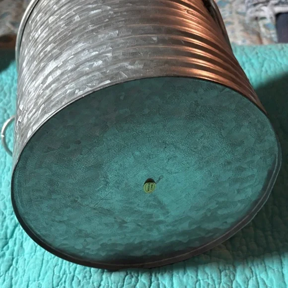 Metallic Ribbed Bucket - Picture 5 of 5